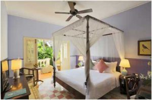 Mỗi căn phòng tại đây được trang trí tao nhã với các gam gỗ tối màu, gạch mosaic đối xứng.