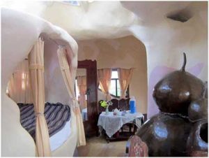 Tác giả của lối kiến trúc này muốn tạo ra một cái nhìn khác về kiến trúc, vừa phong phú lại vừa khoa học.