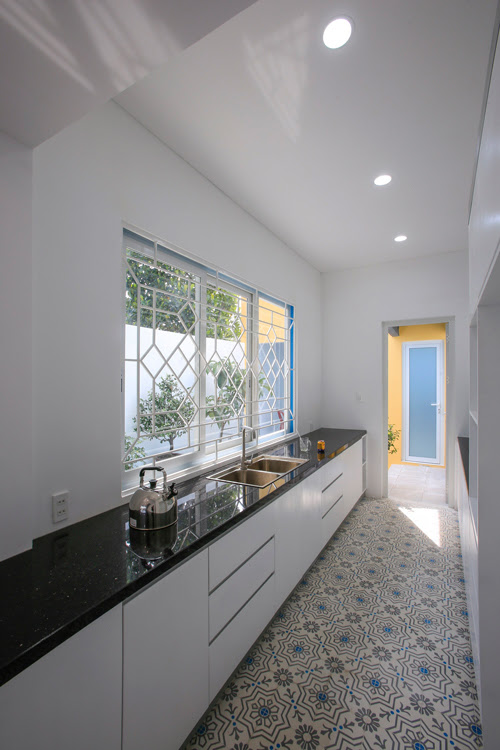 Khu bếp nằm tách biệt với phòng khách và bàn ăn.